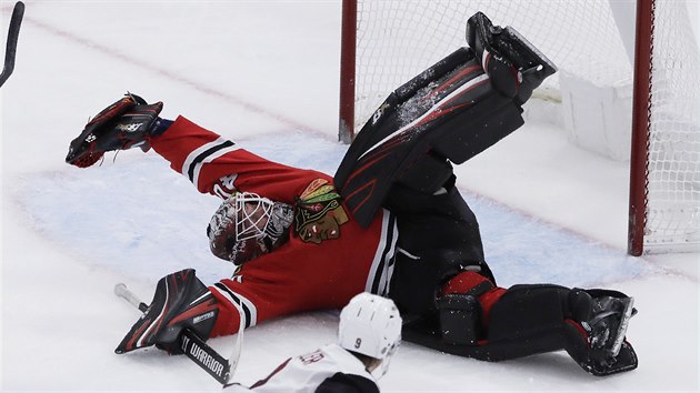 Robin Lehner z Chicaga skvělým zákrokem maří šanci Claytona Kellera z Arizony. Robin Lehner z Chicaga skvělým zákrokem maří šanci Claytona Kellera z Arizony.