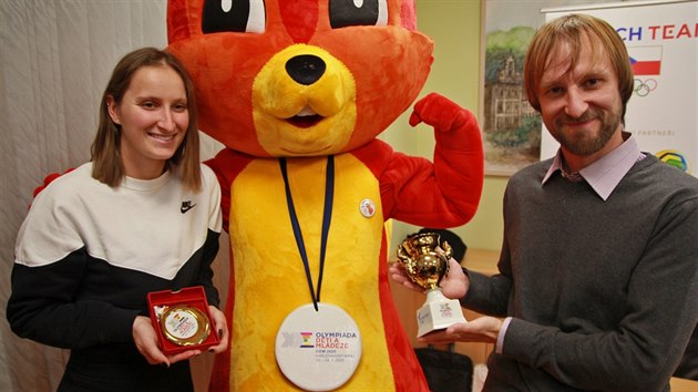 Tenistka Markéta Vondroušová a běžec na lyžích Milan Šperl s maskotem olympiády... Tenistka Markéta Vondroušová a běžec na lyžích Milan Šperl s maskotem olympiády...