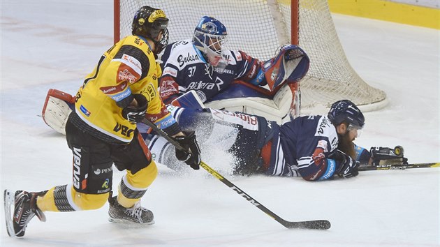 Vítkovický Jan Výtisk (vpravo) se vrhl do střely Jana Myšáka z Litvínova... Vítkovický Jan Výtisk (vpravo) se vrhl do střely Jana Myšáka z Litvínova...