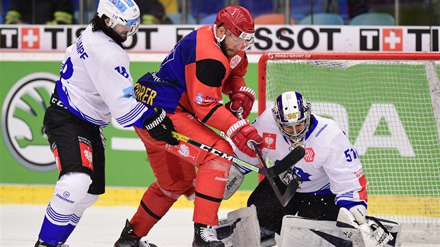 Hradecký Tomáš Vincour (uprostřed) se tlačí do brankoviště švýcarského EV Zug. Hradecký Tomáš Vincour (uprostřed) se tlačí do brankoviště švýcarského EV Zug.