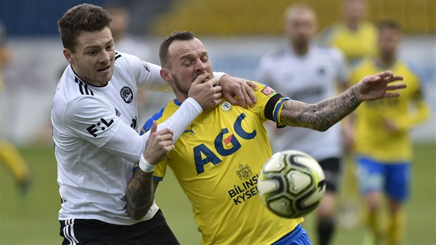 Martin Cedidla ze Zlína (vlevo) v souboji přidržuje Jakuba Řezníčka z Teplic. Martin Cedidla ze Zlína (vlevo) v souboji přidržuje Jakuba Řezníčka z Teplic.