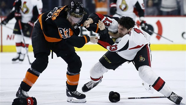 Bitka mezi Jakubem Voráčkem (vlevo) z Philadelphie a Nickem Paulem z Ottawy. Bitka mezi Jakubem Voráčkem (vlevo) z Philadelphie a Nickem Paulem z Ottawy.