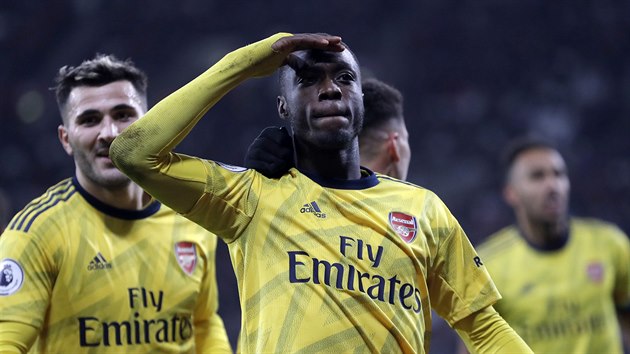 Nicolas Pepe slaví se spoluhráči z Arsenalu slaví svůj gól. Nicolas Pepe slaví se spoluhráči z Arsenalu slaví svůj gól.