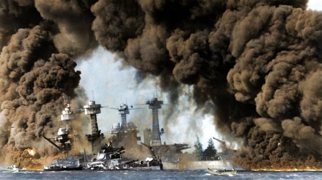 Obarvený snímek útoku na Pearl Harbor Obarvený snímek útoku na Pearl Harbor