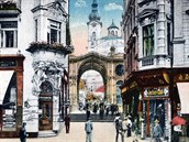 Mezi unikátní ozdoby patřil do jara roku 1939 pseudorenesanční oblouk nad malou... Mezi unikátní ozdoby patřil do jara roku 1939 pseudorenesanční oblouk nad malou...