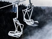 Mrazivé počasí dovolilo vlekařům v Deštném zasněžovat (3. 12. 2019). Mrazivé počasí dovolilo vlekařům v Deštném zasněžovat (3. 12. 2019).