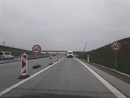 Pohled na konec nově dokončené předposlední dosud chybějící části dálnice D1....