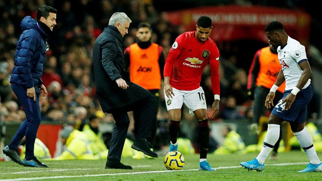 MOURINHO VE HE. Trenr Tottenhamu nastavuje nohu proti mi, kter vede Marcus Rashford z Manchesteru United. Vpravo je Serge Aurier.