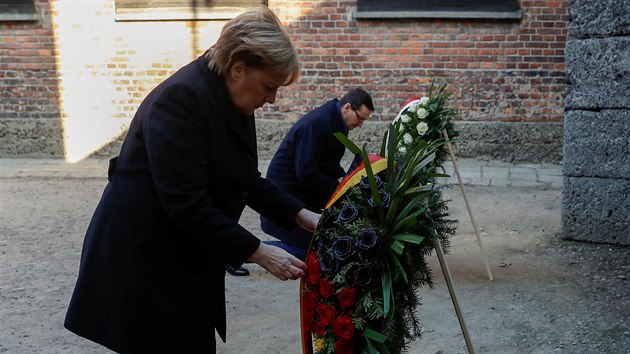 Nmeck kanclka Angela Merkelov se v doprovodu polskho premira Mateusze Morawieckho poklonila pamtce tch, kte zahynuli v koncentranm tboe v Osvtimi. (6. prosince 2019)