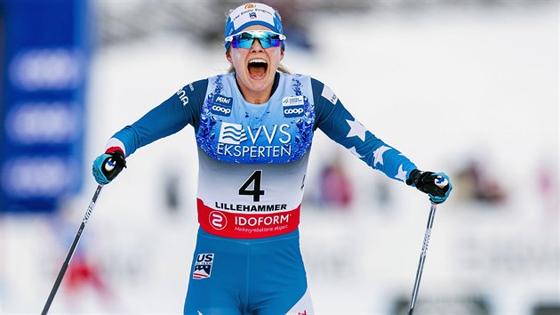 Amerianka Jessica Digginsov se raduje z druhho msta ve skiatlonu v Lillehammeru. ,