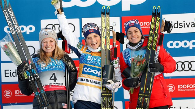 Skiatlon v Lillehammeru ovldla Norka Therese Johaugov (uprosted), druh skonila Amerianka Jessica Digginsov (vlevo), tet pku obsadila dal Norka Heidi Wengov