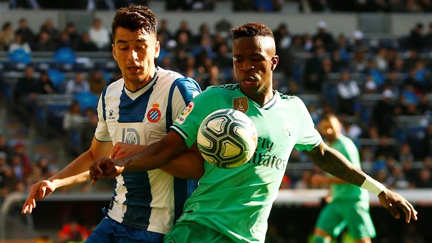 Vinicius Junior z Realu Madrid (vpravo) a Marc Roca z Espaolu bojuj o m.