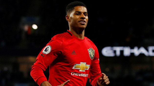 Marcus Rashford z Manchesteru United se raduje z branky v mstskm derby se City.