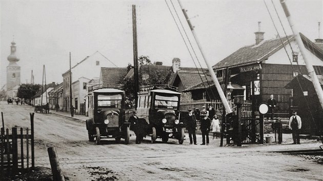 Od roku 1912 ekaly na cestujc u zvor v Golov Jenkov autobusy, kter je po vystoupen z vlak vozily do Habr. U mstsk zastvky se nyn v roce 2019 plnuje vybudovn toalet a parkovit.