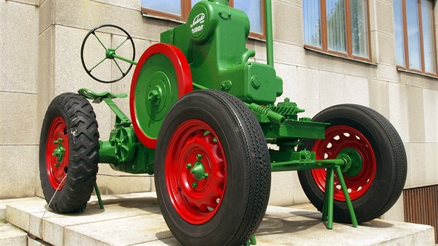 Traktor Svoboda DK 12 vystaven ped vchodem prask budovy Nrodnho zemdlskho muzea