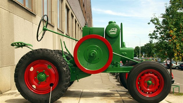 Traktor Svoboda DK 12 vystaven ped vchodem prask budovy Nrodnho zemdlskho muzea