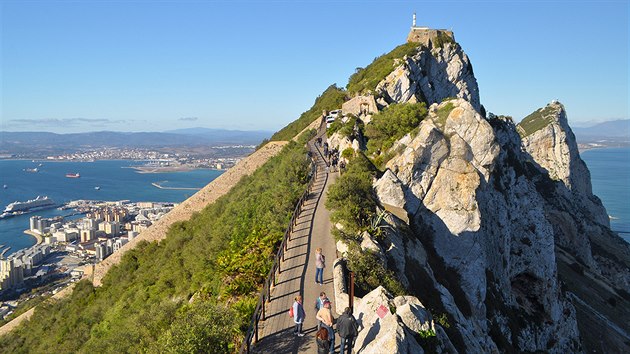 Na vrcholu Skly: pohled z tzv. Douglasovy stezky (Douglas path) k severu. Vlevo v poped je vidt gibraltarsk pstav, v dlce panlsk msto Algeciras.