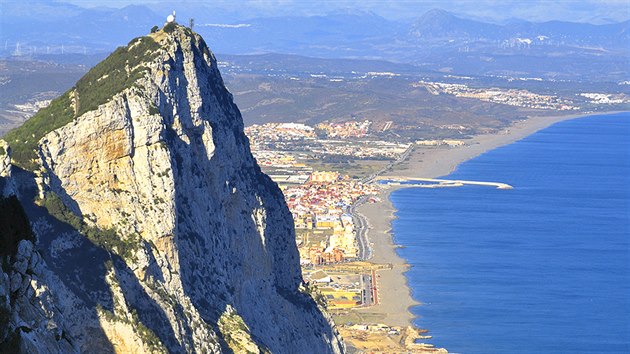 Pohled podl vchodnho, strmho srzu Skly k severu. Vstavba v poped jet pat Gibraltaru, vzdlenj ple se thnou podl panlskho msta La Lnea.