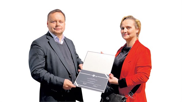 Fotografu Michalu Růžičkovi předávala ocenění Lenka Jelenová.
