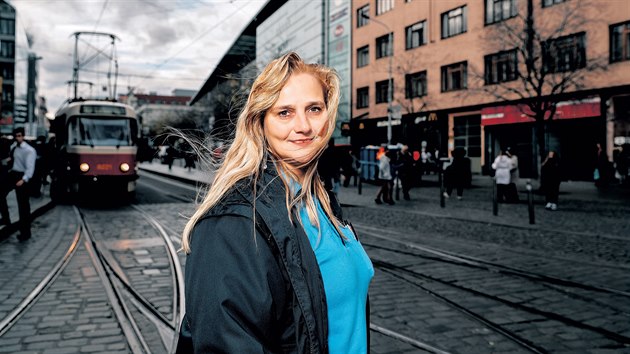 Tramvajačka Lenka Jelenová po půl roce opět u Anděla, tentokrát už ale v suchu a pohodě.