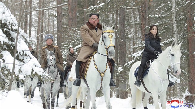 Severokorejsk vdce Kim ong-un optovn navtvil posvtnou horu Pektu. Podle analytik jsou takovto propagandistick gesta zpravidla pedzvst njakho zsadnho prohlen. (4. prosince 2019)