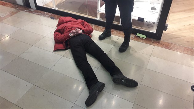 Konflikt v praskm obchodnm centru na Floe skonil pobodnm. (5. prosince 2019)