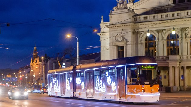 Ulicemi msta Plzn projd v adventnm obdob speciln vyzdoben vnon tramvaj.