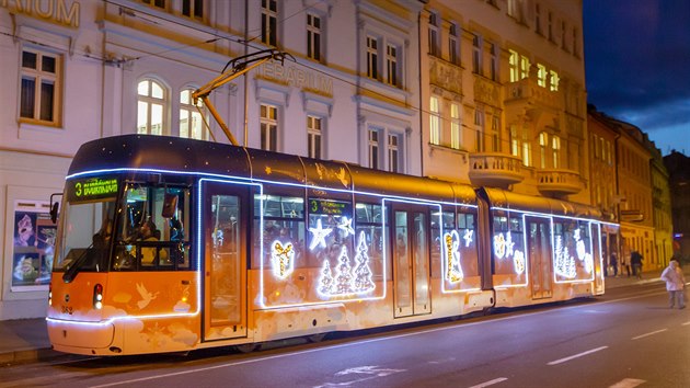 Ulicemi msta Plzn projd v adventnm obdob speciln vyzdoben vnon tramvaj.