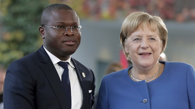 Nmeck kanclka Angela Merkelov a beninsk ministr hospodstv a financ Romuald Wadagn. (19. listopadu 2019)