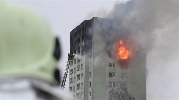 Na sdliti ve slovenskm Preov tsn po poledni vybuchl plyn v jednom z panelk. Na mst jsou zrann. (6. prosince 2019)