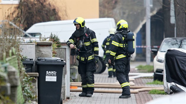 V malov ulici v Brn-idenicch nali policist v byt mrtvho mue a velk mnostv chemikli, kvli nim ulici uzaveli a evakuovali z n 25 lid. Na msto dorazil i pyrotechnik. (9.12. 2019)