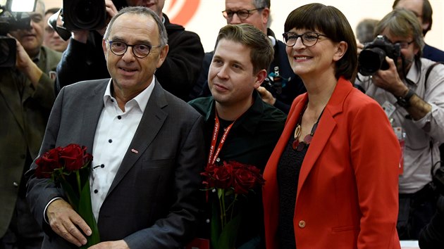 Novmi pedsedy nmeck sociln demokracie (SPD) se na sjezdu v Berln stali Saskia Eskenov a Norbert Walter-Borjans (vlevo). Mezi nimi stoj jeden z nov zvolench mstopedsed Kevin Khnert. (6.12.2019)