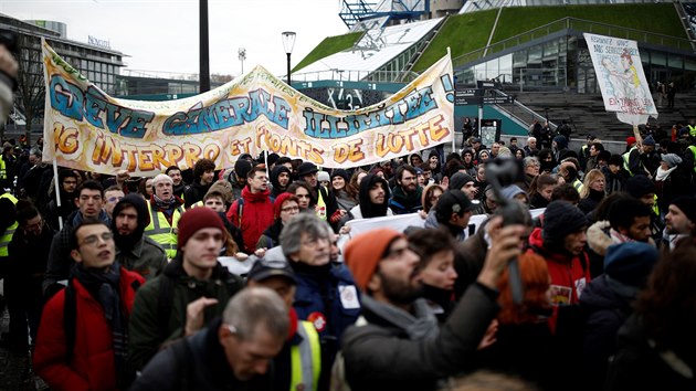 Neomezenou generln stvku, hls jeden z transparent demonstrant v Pai, kte protestuj mimo jin proti plnu dchodov reformy. (7.12.2019)