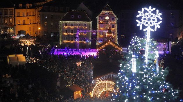 V Chebu se rozzila na nmst tyiadvacetimetrov jedle (30. listopadu 2019).