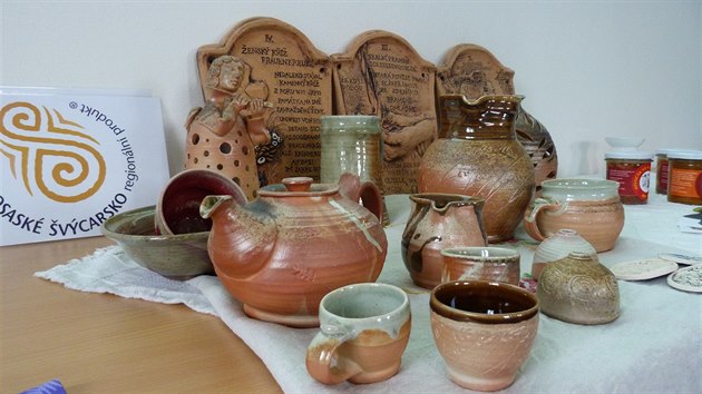 K vrobkm, kter smj prestin znaku eskosask vcarsko  regionln produkt uvat, nov pat i devem plen keramika, kterou vyrb Pavla Kakov z Tis.