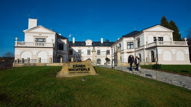 Na zmku jsou ubytovac kapacity, pivn lzn s wellness, restaurace nebo prosklen kavrna s vhledem na zmeck park.