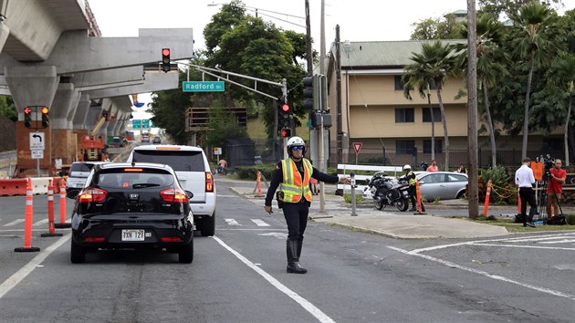 Policie usmruje dopravu ped americkou vojenskou zkladnou Pearl Harbor. (5. prosince 2019)