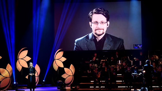Na slavnostnm veeru krtce vystoupil v pmm penosu z Moskvy i bval spolupracovnk americkch tajnch slueb a takzvan whistleblower Edward Snowden. (5. prosince 2019)