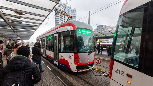 Olomouck dopravn podnik vrtil do provozu tramvaj typu EVO1/o s evidennm slem 122, kter v srpnu 2019 selhaly brzdy a nezen sjela pozadu ze zastvky U Dmu na ikovo nmst. (listopad 2019)