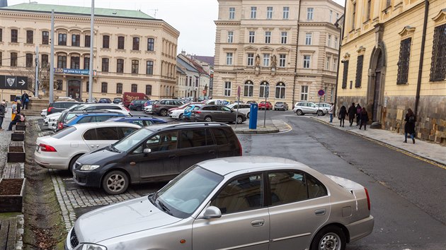 Olomouan u ve dvou przkumech vyjdili pn, aby nmst Republiky pobl centra pestalo bt parkovitm, a plocha se vyuvala jinak, napklad ke kulturnm akcm.