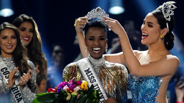 Novou Miss Universe je Jihoafrianka Zozibini Tunziov. Korunku pedvala losk vtzka, Catriona Grayov z Filipn. (Atlanta, 8. prosince 2019)