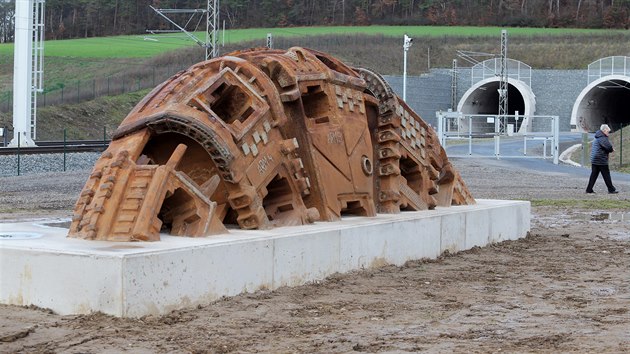 Z vyslouilho razicho ttu, kter slouil k vytvoen nejdelho elezninho tunelu mezi Kyicemi a plzeskou Doubravkou, se stal originln pomnk. (29. 11. 2019)