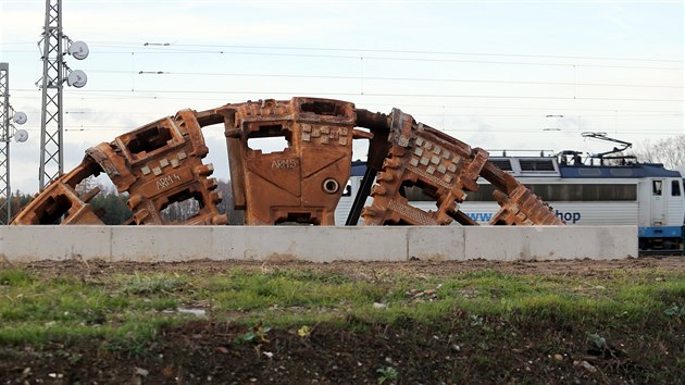 Z vyslouilho razicho ttu Viktorie, kter slouil k rab nejdelho elezninho tunelu mezi Kyicemi a plzeskou Doubravkou, se stal originln pomnk. (29. 11. 2019)