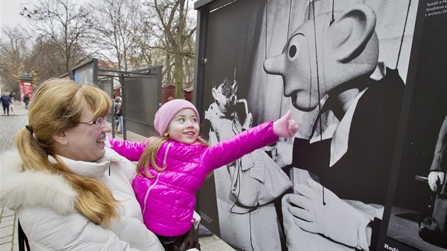 Josef Spejbl slaví stovku. U příležitosti narozenin slavné loutky je ve Smetanových sadech v Plzni výstava snímků z let jeho divadelní kariéry. (5. 12. 2019)