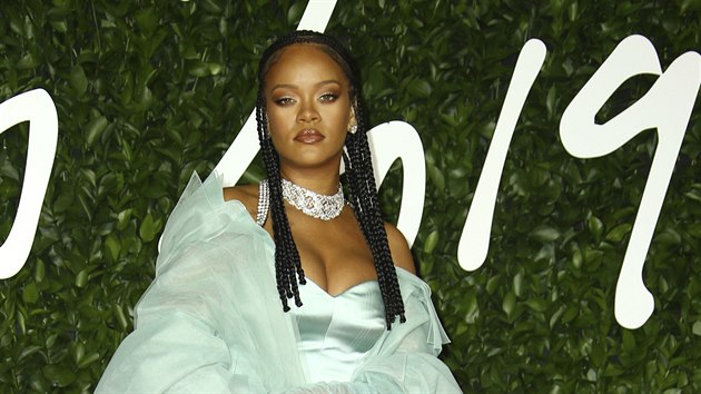 Rihanna na British Fashion Awards (Londn, 2. prosince 2019)