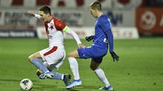 FAUL. Milan koda ze Slavie padá po zákroku  Ondeje Karafiáta z Liberce.