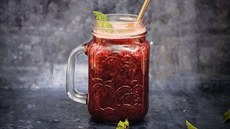 Limonáda z pečených švestek zdobená mátou Limonáda z pečených švestek zdobená mátou