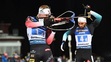 Norský biatlonista Johannes Bö při poslední položce v závodu štafet. Za ním na... Norský biatlonista Johannes Bö při poslední položce v závodu štafet. Za ním na...
