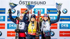 Markéta Davidová (vpravo) na stupních vítězů, ve sprintu v Östersundu dojela... Markéta Davidová (vpravo) na stupních vítězů, ve sprintu v Östersundu dojela...
