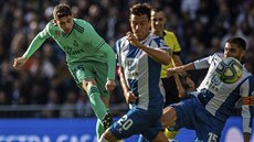 Federico Valverde z Realu Madrid (vlevo) pálí na branku Espaolu.